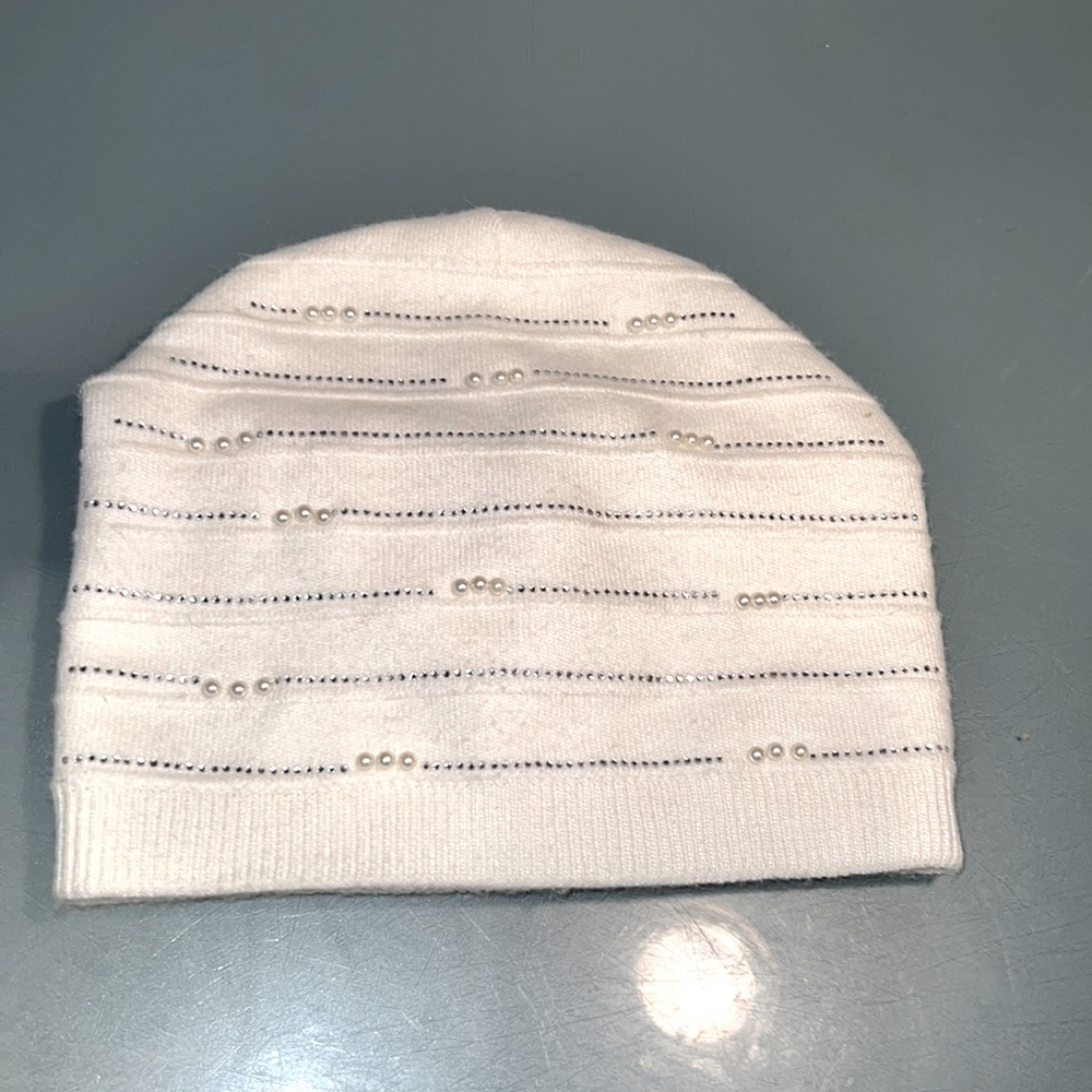 Luxury white hat embellished with pearls and rhinestones- part Cashmere